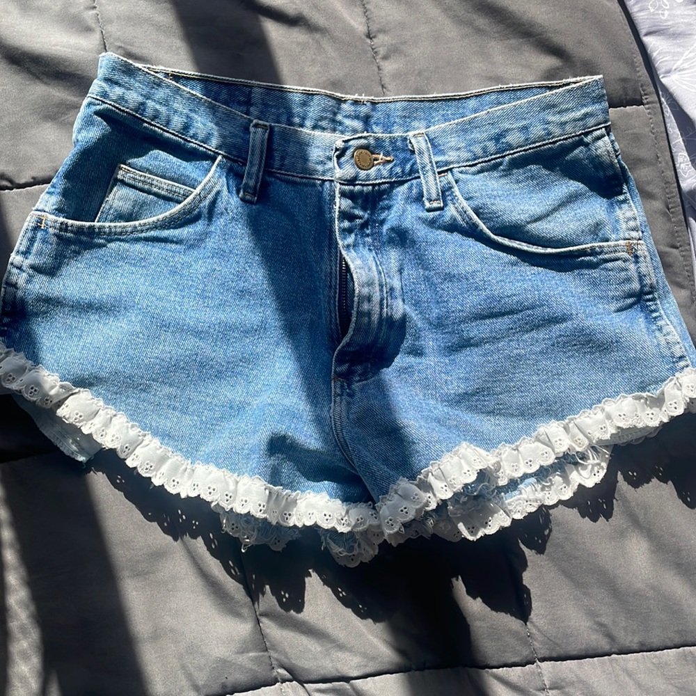 Wrangler booty shorts with ruffle hem